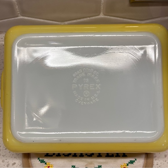 ✨Vintage Pyrex ✨Fridgie refrigerator dish with glass lid yellow - Picture 2 of 10